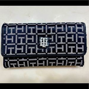 NEW Tommy Hilfiger Wallet